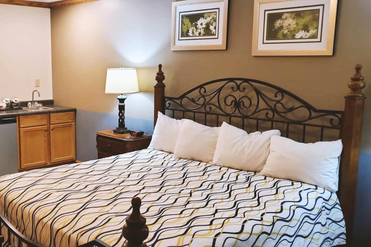 Coratel Inn & Suites By Jasper Mccook Esterno foto