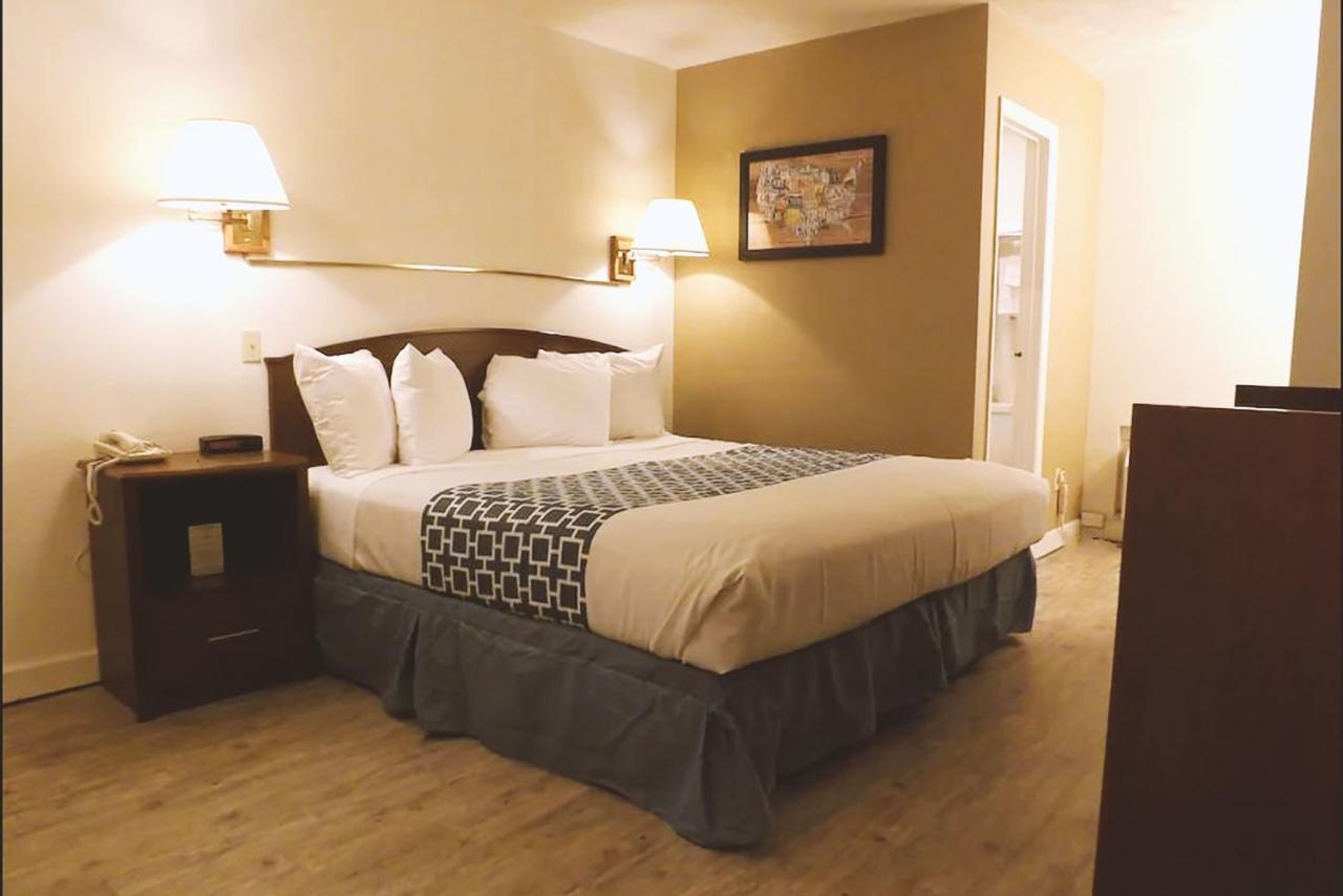 Coratel Inn & Suites By Jasper Mccook Esterno foto