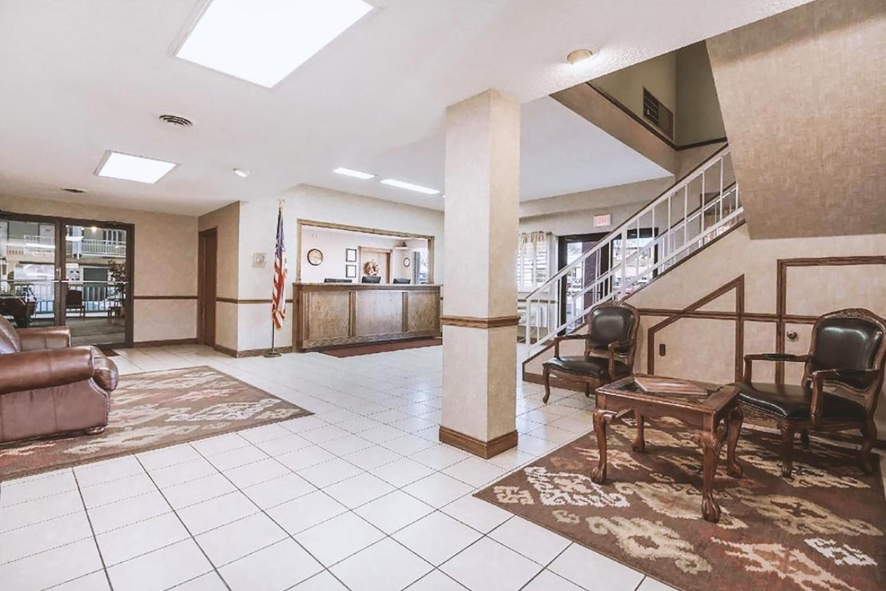 Coratel Inn & Suites By Jasper Mccook Esterno foto
