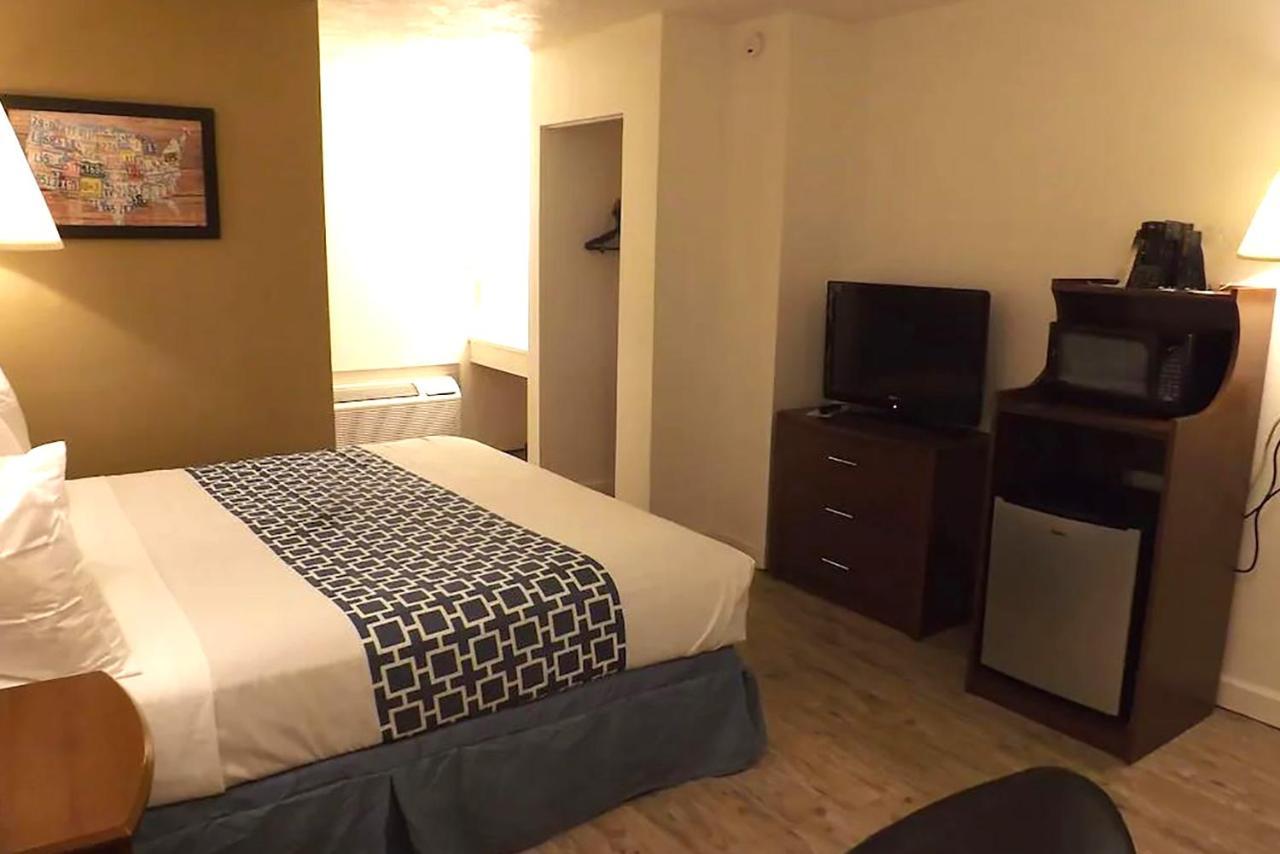 Coratel Inn & Suites By Jasper Mccook Esterno foto