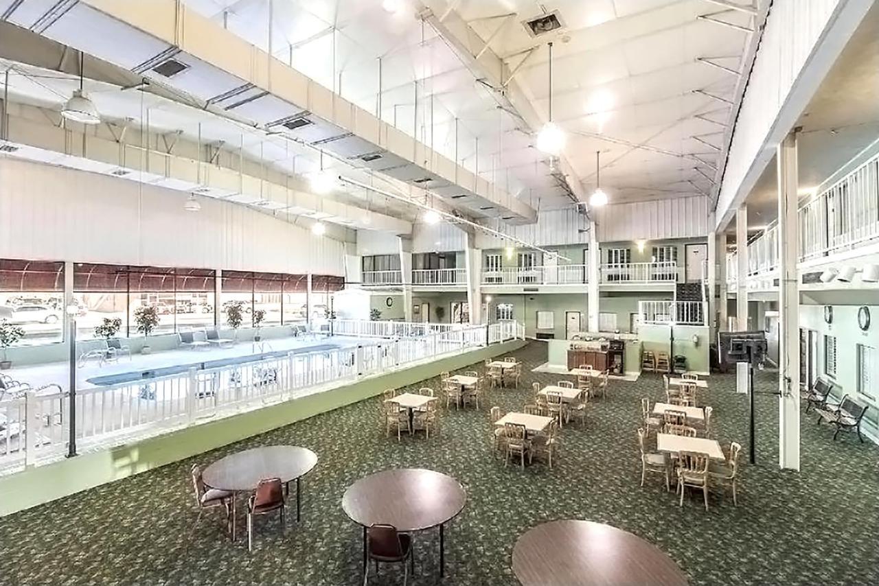 Coratel Inn & Suites By Jasper Mccook Esterno foto