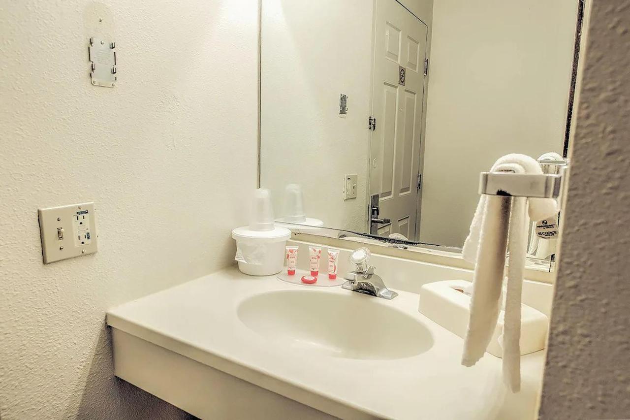 Coratel Inn & Suites By Jasper Mccook Esterno foto